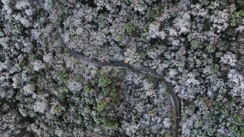 Luftaufnahme einer verschneiten Bergstraße stock footage