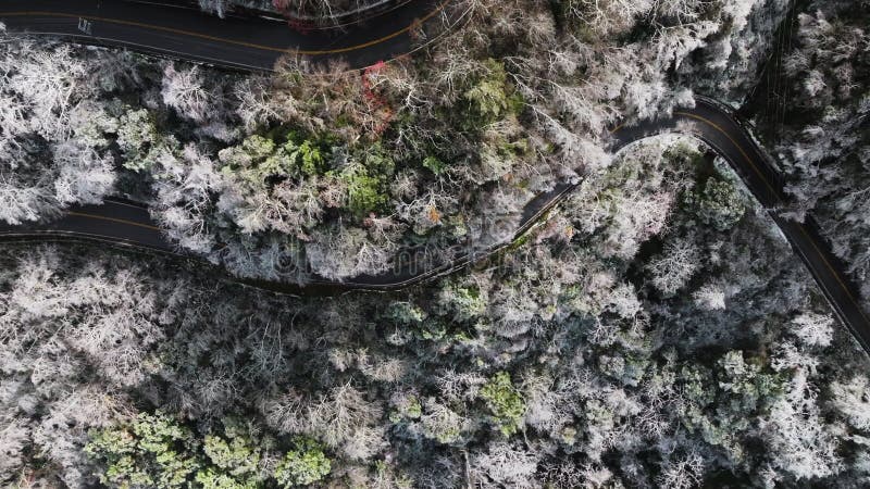 Luftaufnahme einer verschneiten Bergstraße stock footage