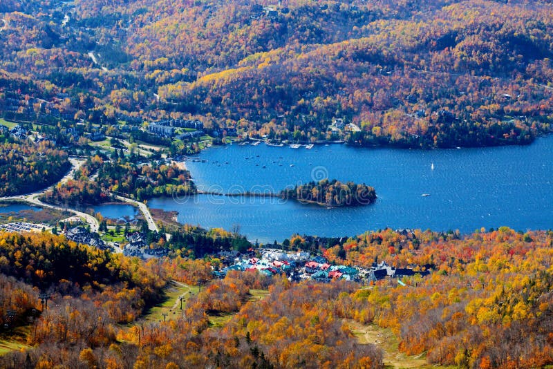 Luftaufnahme Mont Tremblant See und Dorf stockfotos Luftaufnahme Mont Tremblant See und Dorf stockfotos