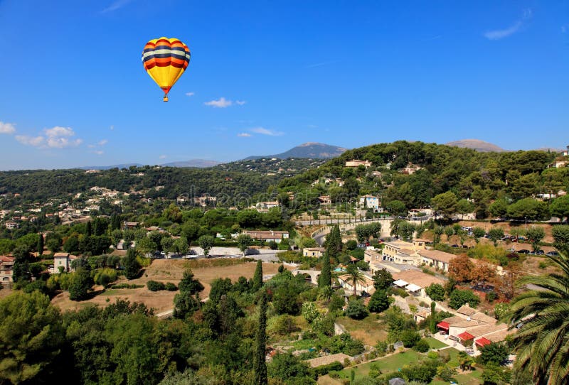 Luftaufnahme vom Dorf von Saint-Paul Frankreich lizenzfreies stockbild Luftaufnahme vom Dorf von Saint-Paul Frankreich lizenzfreies stockbild