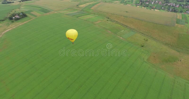 Luftballone, die über Täler in Ukraine fliegen Touristen kommen aus der ganzen Welt zum Ukrainer, eine Reise in einem heißen zu m