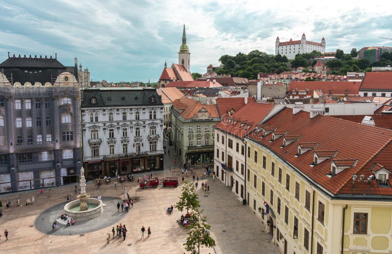 Luftbild der Altstadt von Bratislava: Burg von Bratislava, Hauptplatz und Kathedrale von St. Martin lizenzfreie stockfotos Luftbild der Altstadt von Bratislava: Burg von Bratislava, Hauptplatz und Kathedrale von St. Martin lizenzfreie stockfotos
