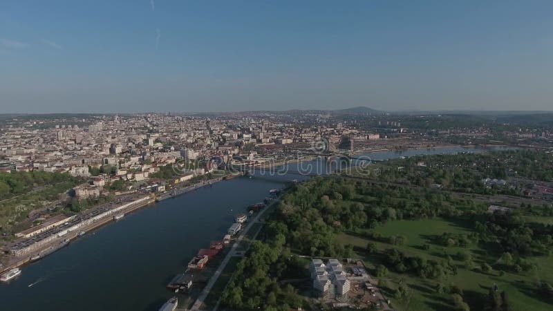 Luftbild der belgradigen Innenstadt von Serbia mit Gebäudebrücken Autos und Sava- und Danube-Blick von oben