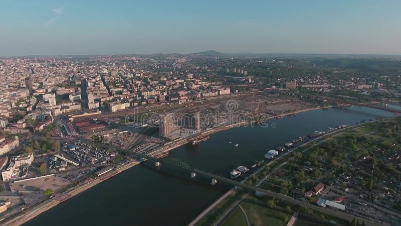 Luftbild der belgradigen Innenstadt von Serbia mit Gebäudebrücken Autos und Sava- und Danube-Blick von oben