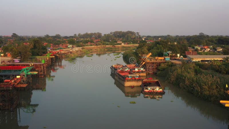 Luftbild der Bootlogistik in Chaopraya River Thailand stock footage