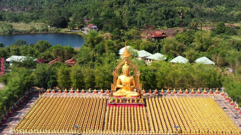 Luftbild der buddhistischen Statue im Thailand stock video