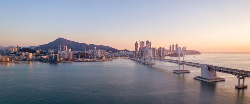 Luftbild der Gwangan Bridge in Busan City, Südkorea stockbild Luftbild der Gwangan Bridge in Busan City, Südkorea stockbild