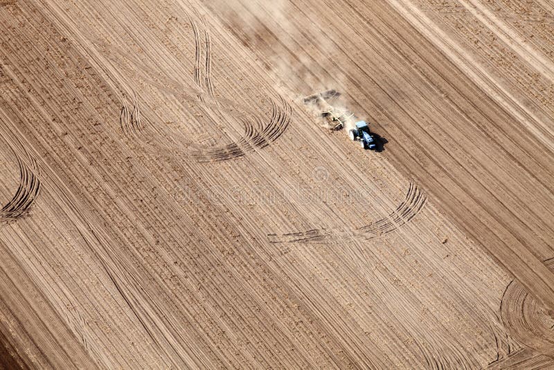 Luftbild der Maschinen, die während einer Idaho-Kartoffelernte arbeiten lizenzfreies stockbild Luftbild der Maschinen, die während einer Idaho-Kartoffelernte arbeiten lizenzfreies stockbild