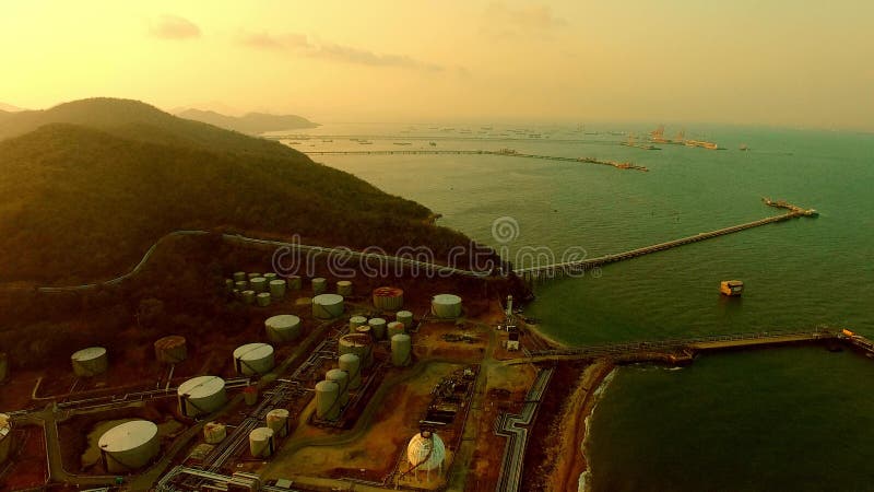 Luftbild der Schwerpetrochemischen Industrie an der Küste stock video footage