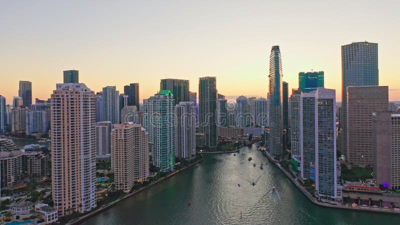 Luftbild der Skyline von Miami florida bei Dämmerung