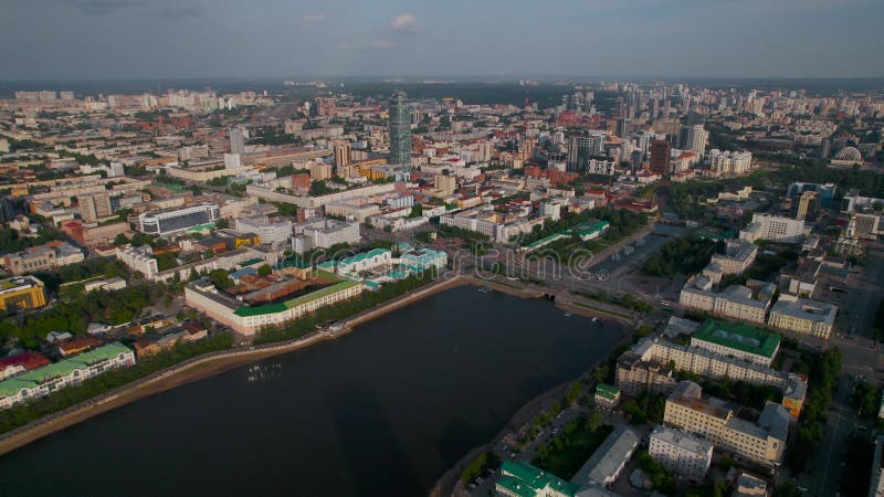 Luftbild der Stadt yekaterinburg mit den Gebäudebrücken und Blick auf den Stadtteich und die Insel
