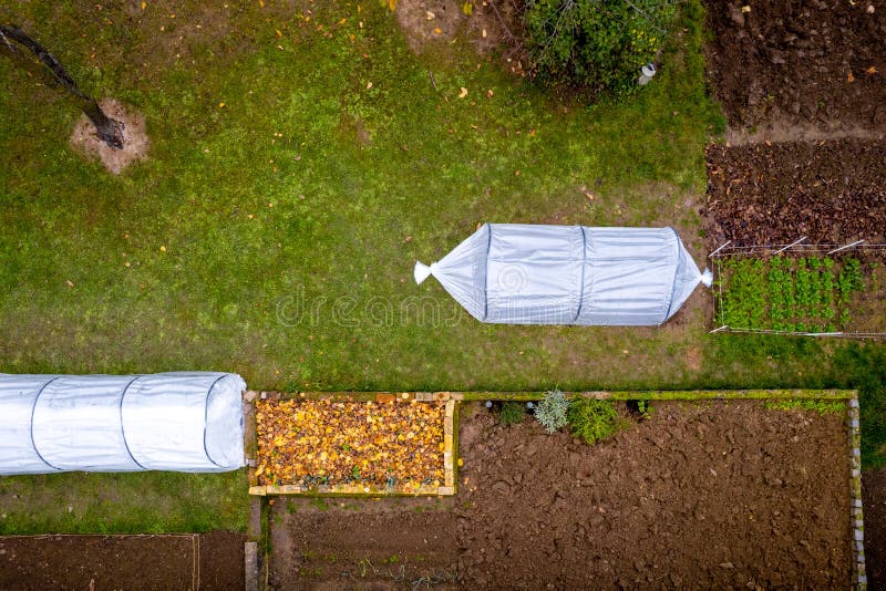 Luftbild des düsteren Tieftunnelhauses im Garten. Polytunnel Herbstgartenschutz. stockfoto