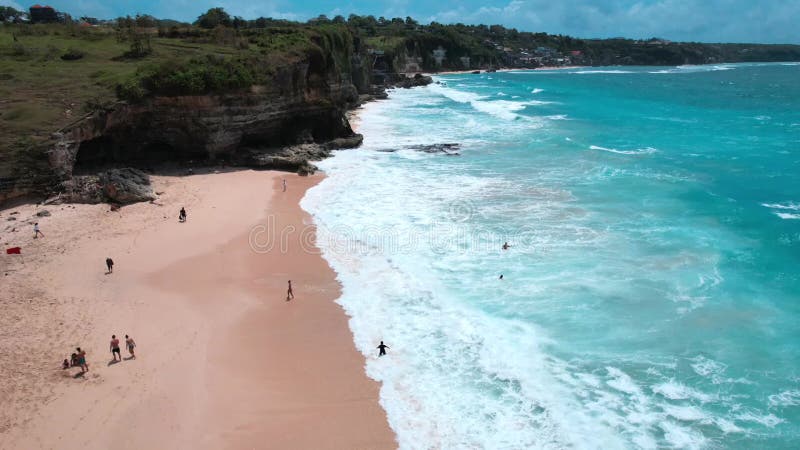 Luftbild des traumhaften Strandes in Pecatu auf der Bukit-Halbinsel auf der Insel Bali indonesien
