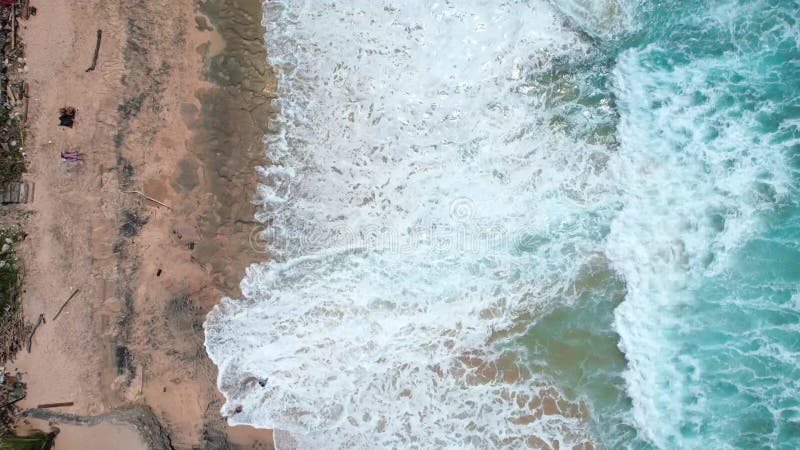 Luftbild des traumhaften Strandes in Pecatu auf der Bukit-Halbinsel auf der Insel Bali indonesien