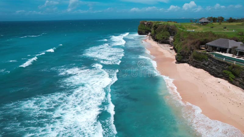 Luftbild des traumhaften Strandes in Pecatu auf der Bukit-Halbinsel auf der Insel Bali indonesien