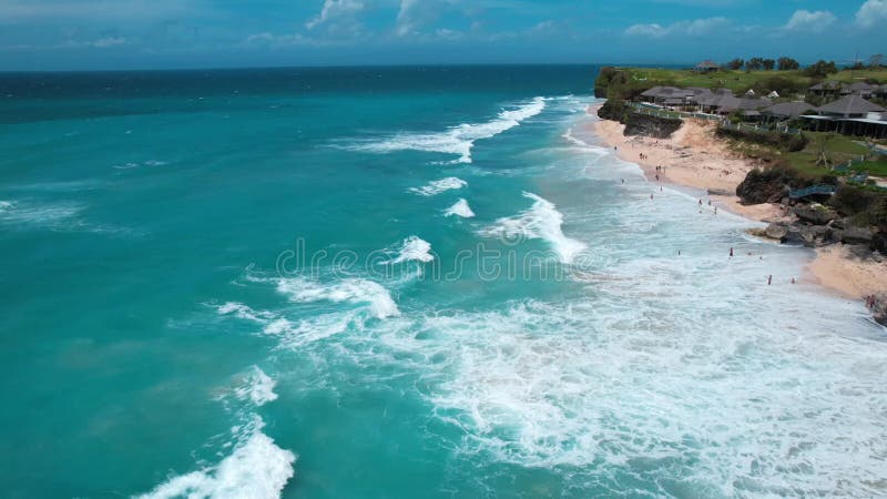 Luftbild des traumhaften Strandes in Pecatu auf der Bukit-Halbinsel auf der Insel Bali indonesien