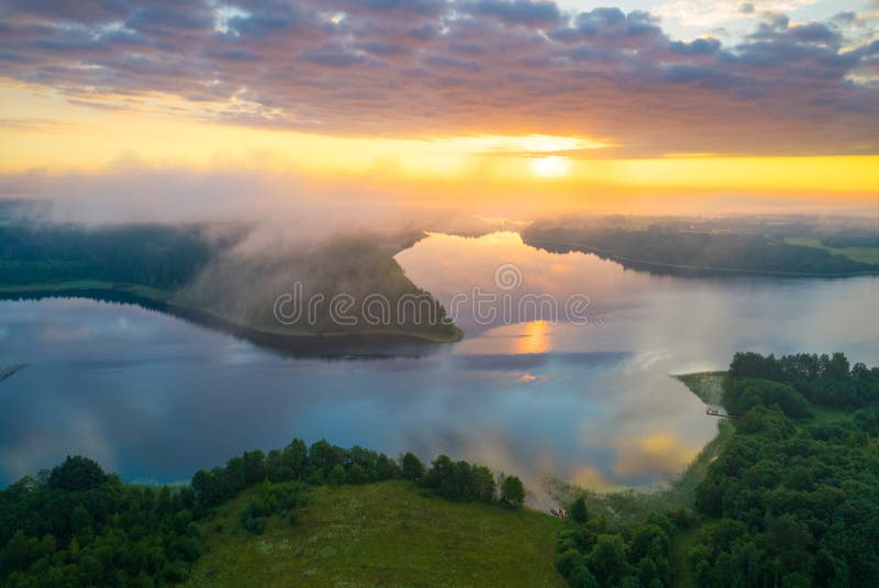 Luftbild eines Morgensees. Schöner See in Naturschutzgebiet Kryvoe, Belarus