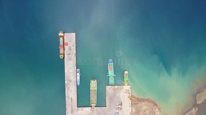 Luftbild eines Seehafens mit verlegten Schiffen. Seehafen