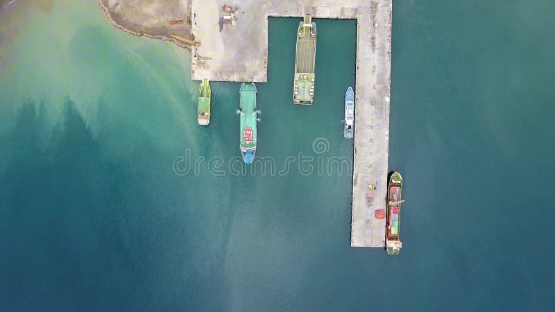 Luftbild eines Seehafens mit verlegten Schiffen. Seehafen
