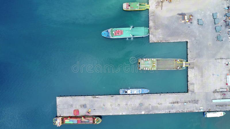 Luftbild eines Seehafens mit verlegten Schiffen. Seehafen