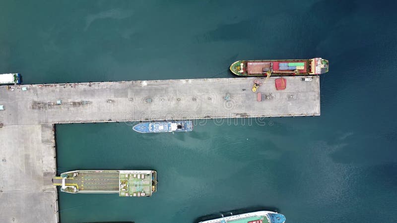 Luftbild eines Seehafens mit verlegten Schiffen. Seehafen