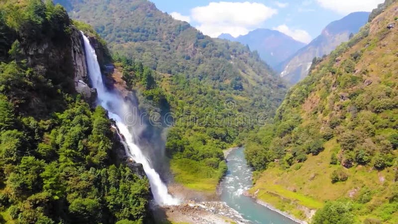 Luftbild eines starken Wasserfalls mit maximalem Durchfluss. Milford Sound Fjord.