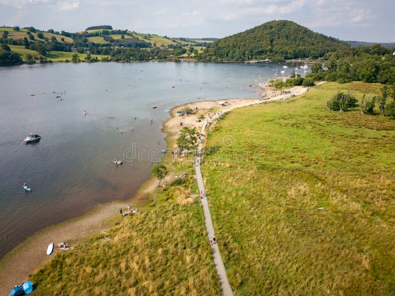 Luftbild eines überfüllten Strandes am Ufer eines großen Sees im sommerlichen Seeviertel lizenzfreie stockfotografie