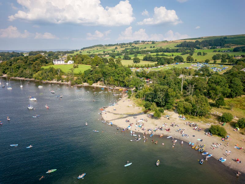 Luftbild eines überfüllten Strandes am Ufer eines großen Sees im sommerlichen Seeviertel lizenzfreies stockfoto