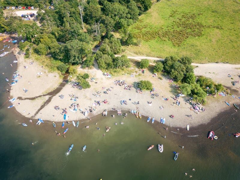 Luftbild eines überfüllten Strandes am Ufer eines großen Sees im sommerlichen Seeviertel stockfoto