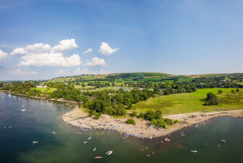 Luftbild eines überfüllten Strandes am Ufer eines großen Sees im sommerlichen Seeviertel lizenzfreies stockfoto