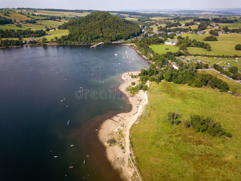 Luftbild eines überfüllten Strandes am Ufer eines großen Sees im sommerlichen Seeviertel lizenzfreie stockfotos