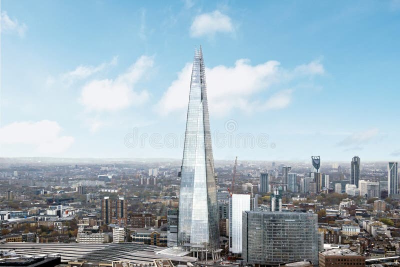 Luftbild Stadtbild des Schattengebäudes mit blauem Himmel London