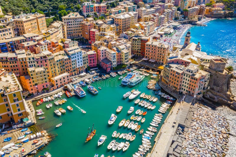 Luftbild von Camogli Panorama von Castle della Dragonara und Basilika Santa Maria Assunta Farbenfrohe Gebäude in der Nähe des lig stockfotografie Luftbild von Camogli Panorama von Castle della Dragonara und Basilika Santa Maria Assunta Farbenfrohe Gebäude in der Nähe des lig stockfotografie