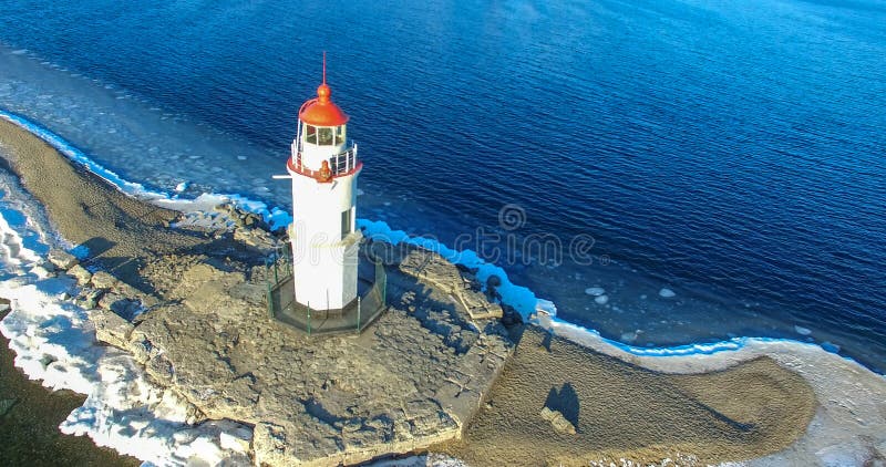 Luftbildfotografie Tokarev-Leuchtturm auf dem Hintergrund des blauen Meeres stockbilder Luftbildfotografie Tokarev-Leuchtturm auf dem Hintergrund des blauen Meeres stockbilder