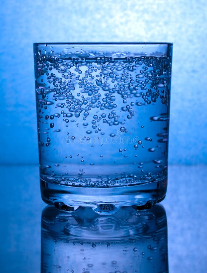 Luftblasen In Einem Glas Wasser Stockfoto - Bild von reflexion, gießen