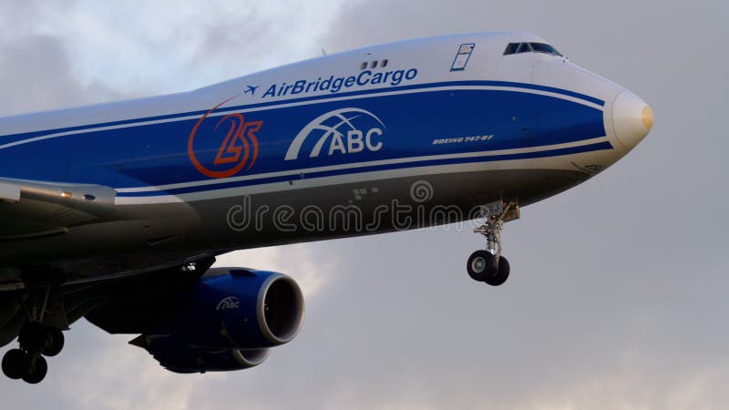 Luftbrolast Boeing 747 som att närma sig lager videofilmer