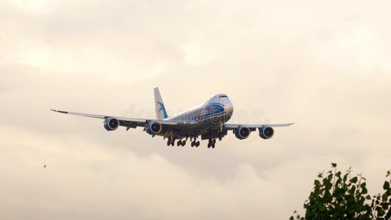 Luftbrolast Boeing 747 som att närma sig arkivfilmer