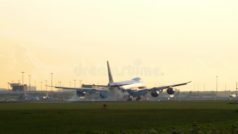 Luftbrolast Boeing 747 som att närma sig stock video