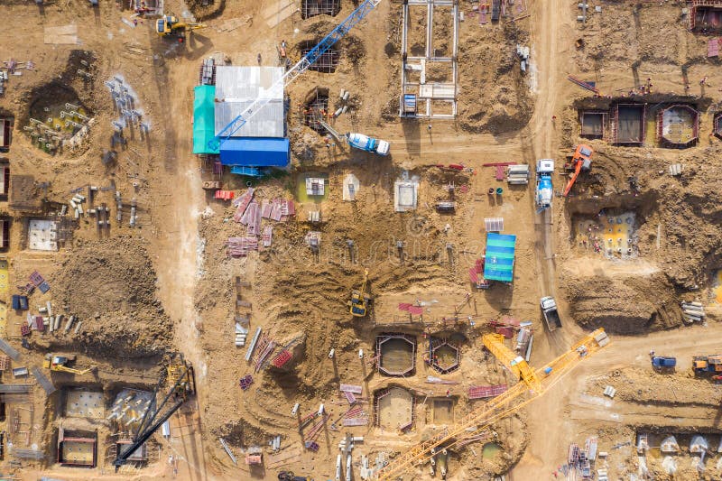 Luftbrummenansicht des Baggers den Kippwagen an der Baustelle ladend lizenzfreies stockfoto