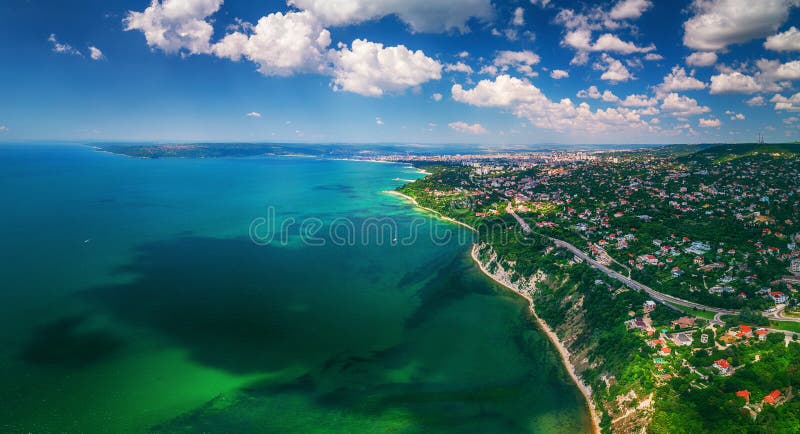 Luftbrummenansicht von Meer und von Küste über Varna, Bulgarien Beauti stockbilder Luftbrummenansicht von Meer und von Küste über Varna, Bulgarien Beauti stockbilder
