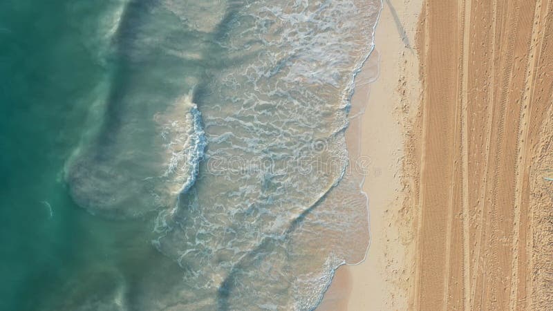 Luftbrummenansichtfliegen über azurblauen Wellen und Sandstrand keine Menschen