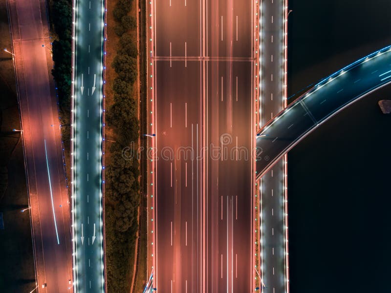 Luftbrummenflug über Nachtstraßenverkehr Zwei-Ebenenstraßenkreuzung Beschneidungspfad eingeschlossen stockfotos Luftbrummenflug über Nachtstraßenverkehr Zwei-Ebenenstraßenkreuzung Beschneidungspfad eingeschlossen stockfotos