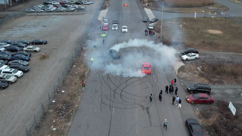 Luftdruckansicht von Autos, die Kautschuk verbrennen, und Straßenrennen