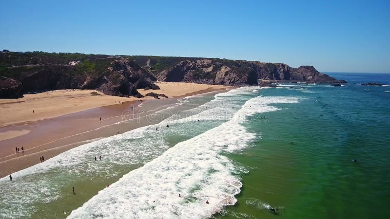 Luftfilmung durch Drohne von Meeresbucht und Strand in der Nähe von Dorf odeceixe alentejo portugal.