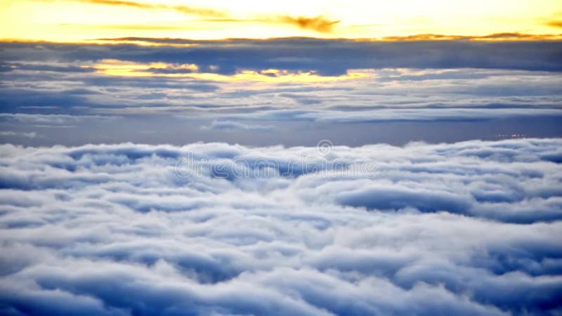 Luftfliege über Europawolken bei Sonnenaufgang