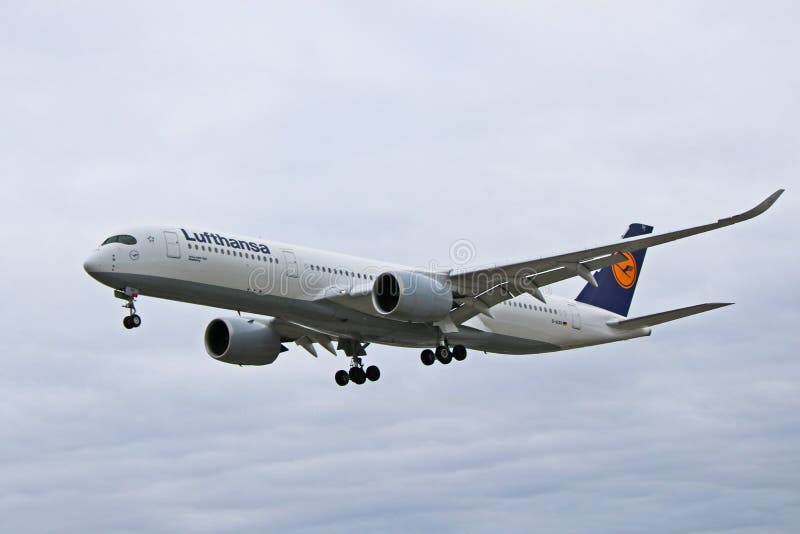 Lufthansa Airbus A350-900 In Older Livery About To Land royalty free stock images