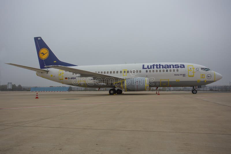 LUFTHANSA dura 737 il ` BOBBY. FRANCOFORTE, GERMANIA 13 MAGGIO: LUFTHANSA dura il ` di BOBBY di 737 ` a Francoforte, Germania Lufthansa è una linea aerea tedesca ed anche la più grande linea aerea in Europa