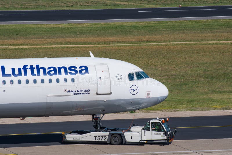 Lufthansa-Luchtbus A321 bij Berlin Tegel-luchthaven royalty-vrije stock afbeelding Lufthansa-Luchtbus A321 bij Berlin Tegel-luchthaven royalty-vrije stock afbeelding
