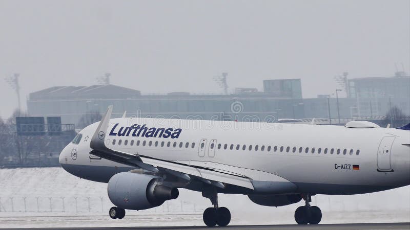 Lufthansa-Luchtbus A320-200 die D-AIZZ op de Luchthaven van München, MUC, sneeuw landen