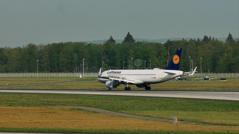 Lufthansa spiana l'atterraggio e l'aeroplano di delta che rullano nell'aeroporto di Francoforte, FRA
